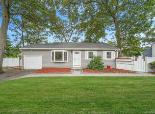 20 Arlington Ter, Lake Grove, NY