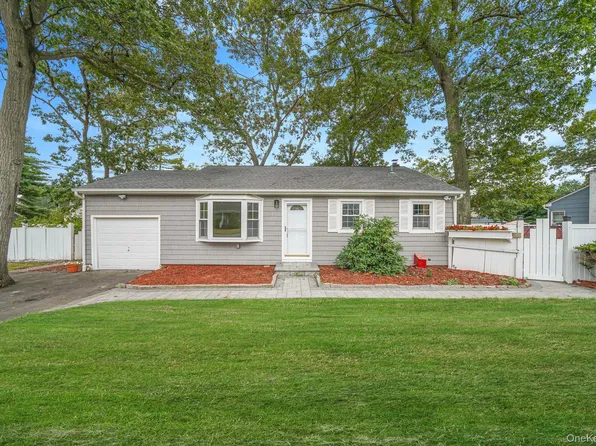 20 Arlington Terrace, Lake Grove, NY 11755
