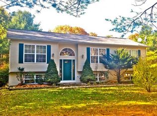 11 Meadow Ln, Hannacroix, NY 12087