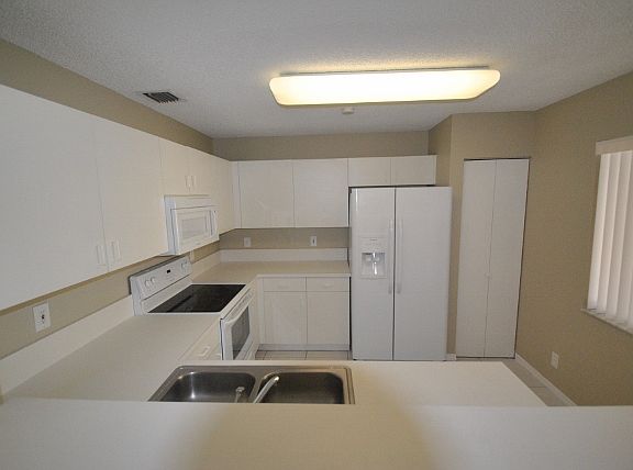 4th image of 4457 SW 11th Pl