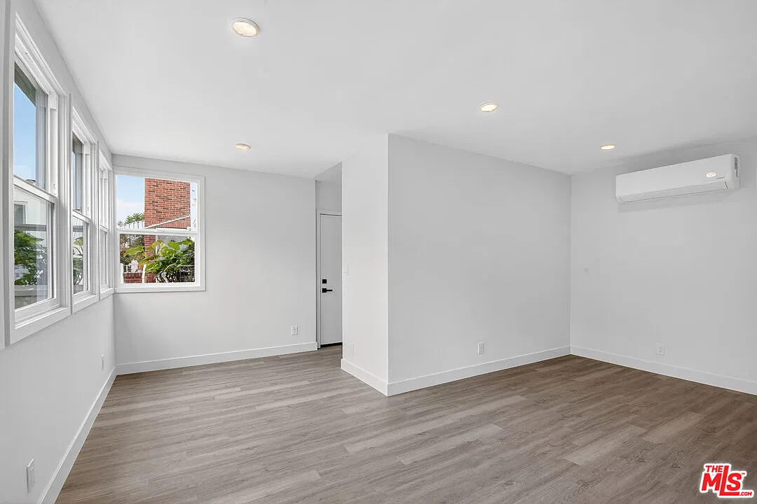 2 bed, 1000 sqft, $2,795 — Photo 3