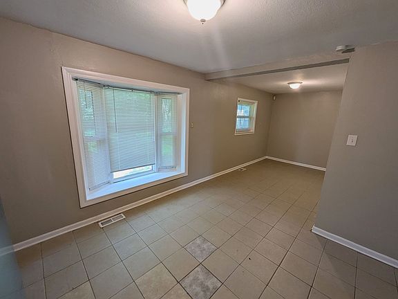 3rd image of 1336 Columbus Dr