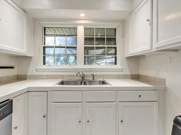 2037 NW 47th St — Photo 15