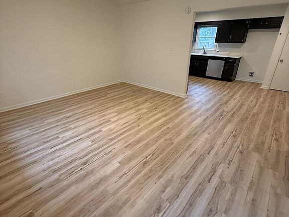 4th image of 303 Lee Road 942