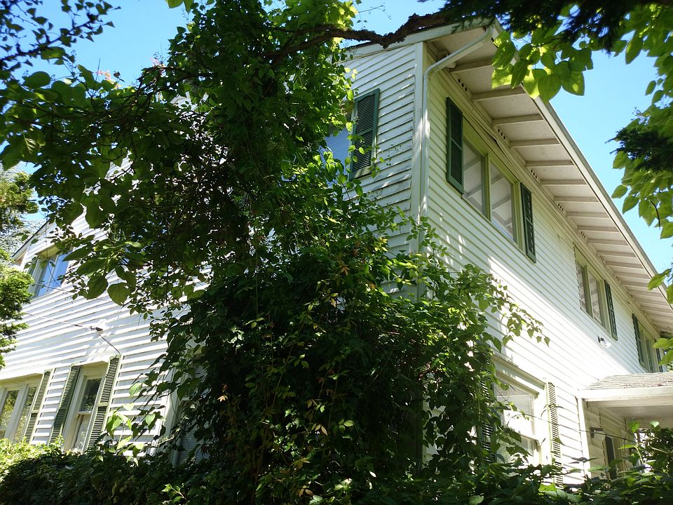 2nd image of 302 33rd Ave