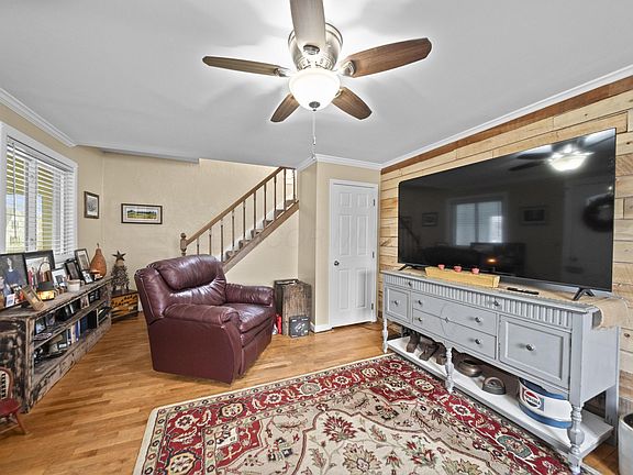 5th image of 333 W 9th St