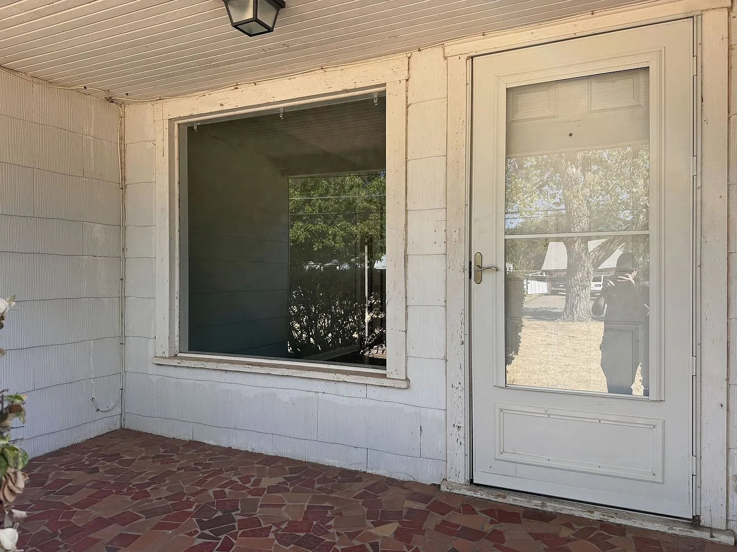 2 Bed 1 Bath With Character In Ray Massie! — Photo 4
