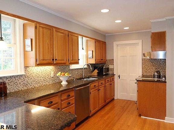3rd image of 455 Hillcrest Ave