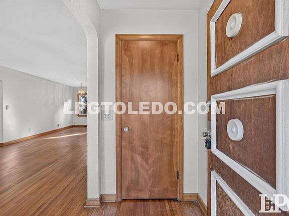 2nd image of 3735 Sherbrooke Rd