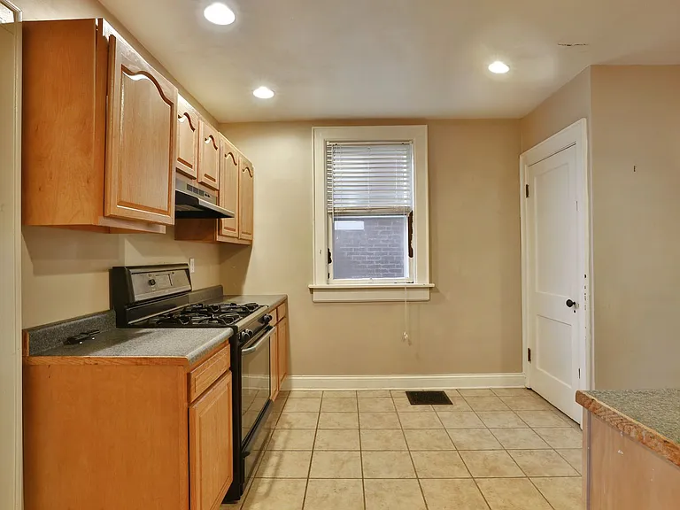 2403 Summit St — Photo 5