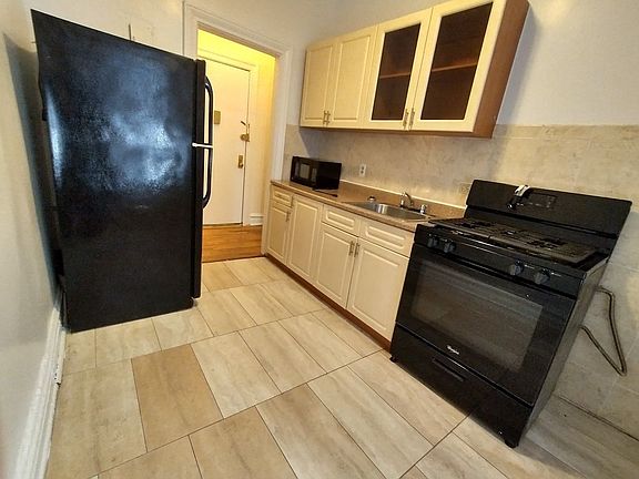 4th image of 221 E 16th St #D