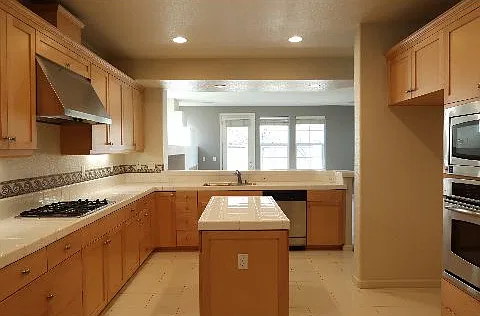3 bed, 2.5 bath, 2449 sqft, $4,000 — Photo 3