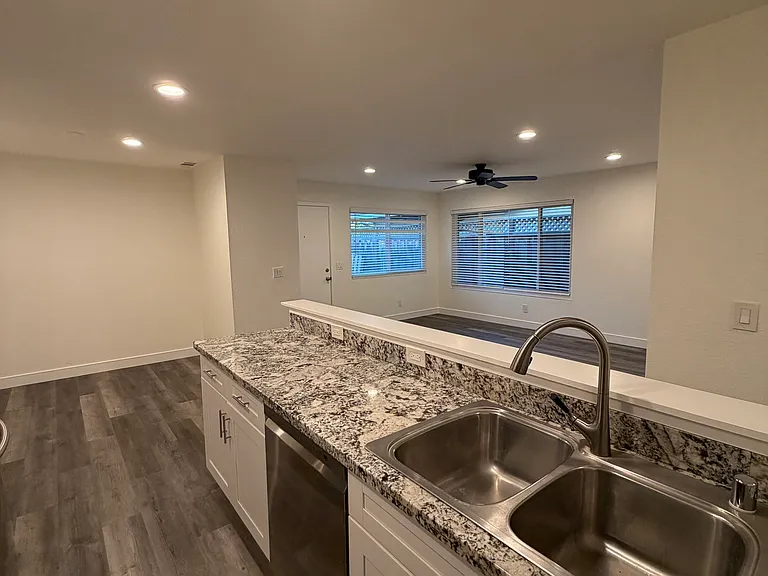 2218 Harrison St — Photo 16