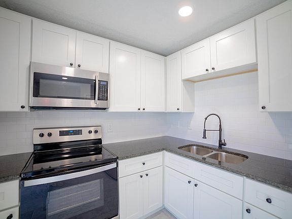 5th image of 230 W Towne Pl