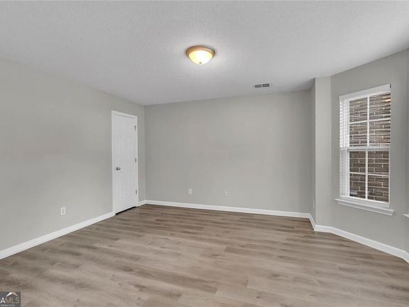3rd image of 712 Walton Dr