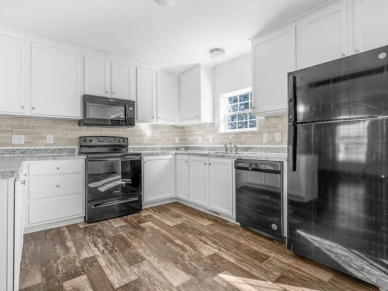 204 E 11th St #1 — Photo 32