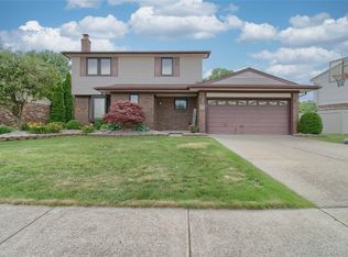 19596 Dawnshire Dr, Brownstown, MI 48193