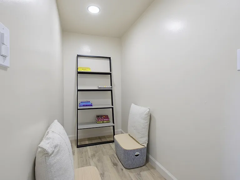 Private ocean-view office with reading nook (Pic 4)