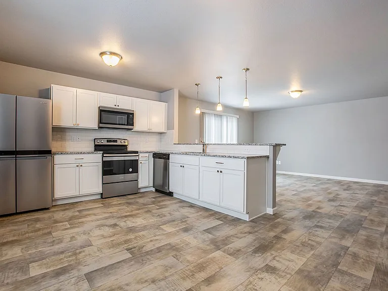 2401 Richardson Ct — Photo 3