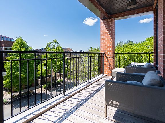 4th image of 920 W Wrightwood Ave #3