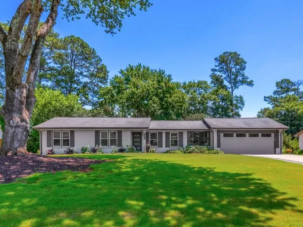 1095 Tuxedo Ct, Roswell, GA 30075
