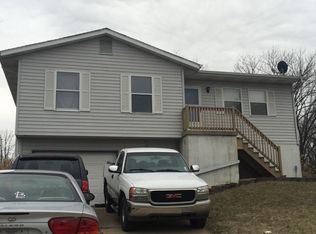 1910 Skyline Dr, De Soto, MO 63020