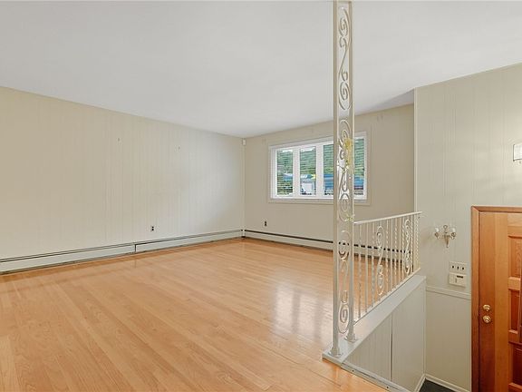 5th image of 830 Front St