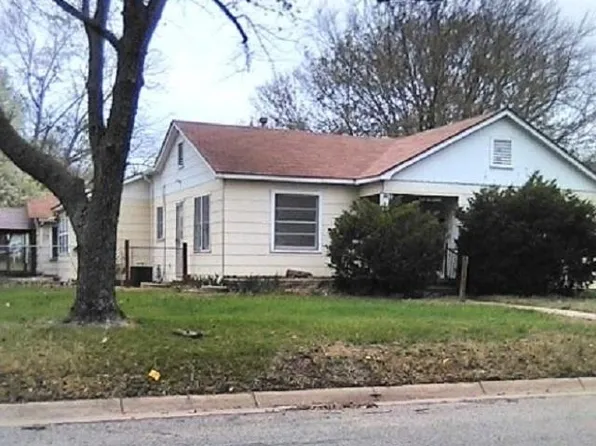 1303 N 5th St, Arkansas City, KS 67005