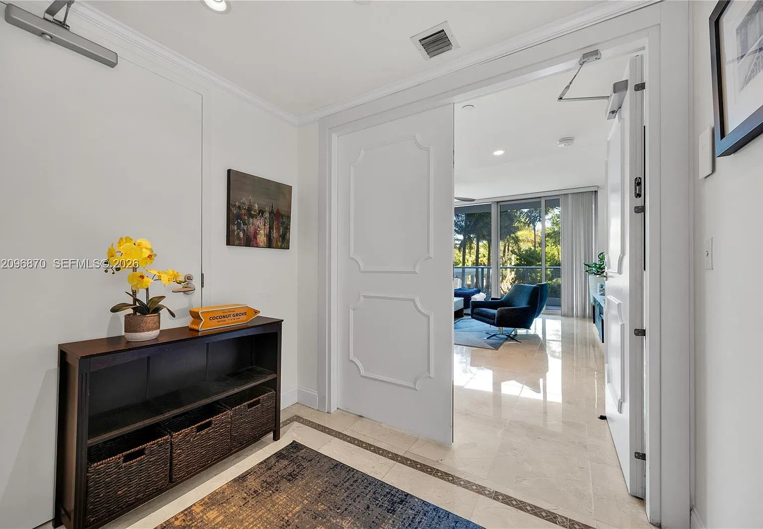 Grovenor House Condo — Photo 2