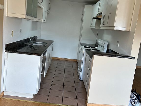 5th image of 5414 Newcastle Ave APT 44