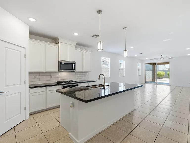 Island with breakfast bar
