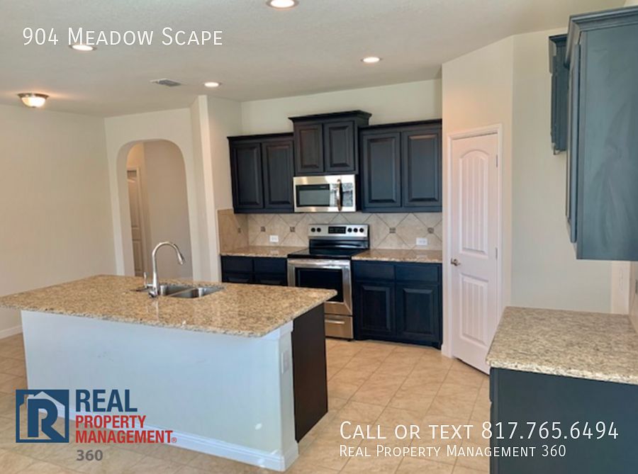 1st image of 904 Meadow Scape Dr