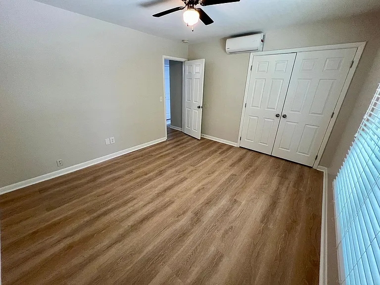 605 Picadilly Sq — Photo 11
