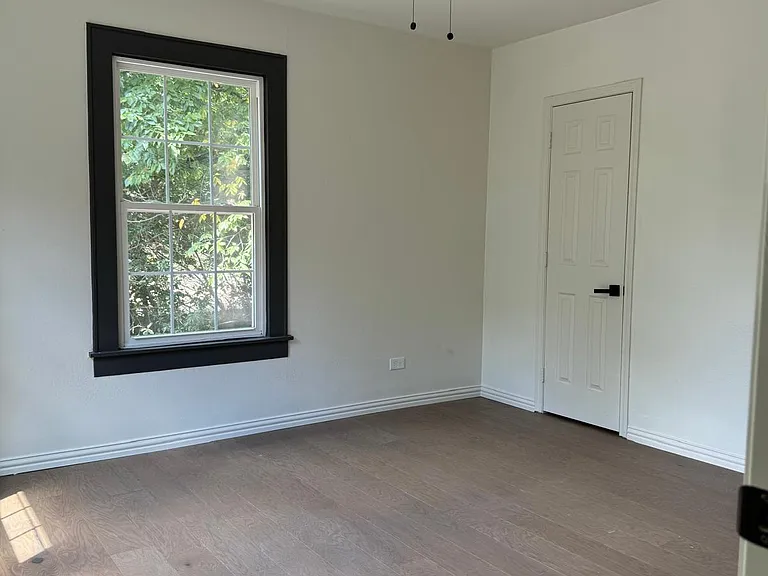 1121 E Texas St — Photo 21
