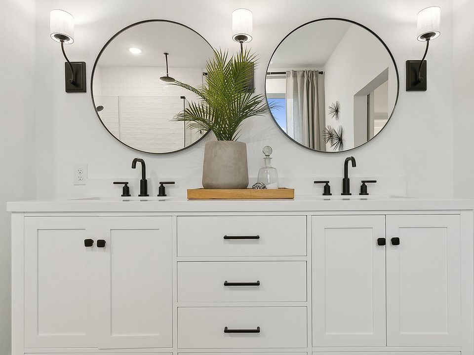Primary bath with dual sinks