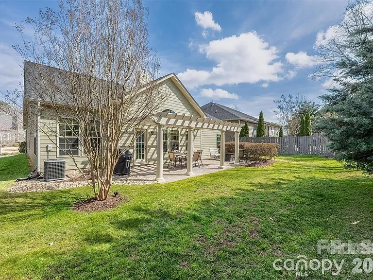 11422 Warfield Ave — Photo 13