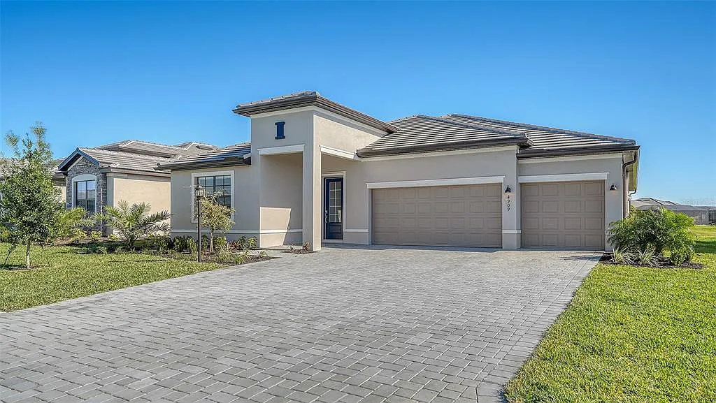 4 bed, 3.0 bath, 2800 sqft, $10,000 — Photo 2