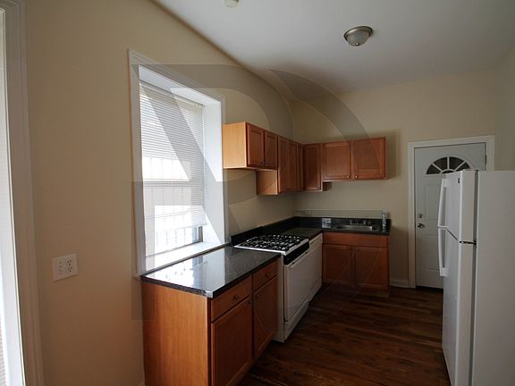 3rd image of 639 W Oakdale Ave #6391
