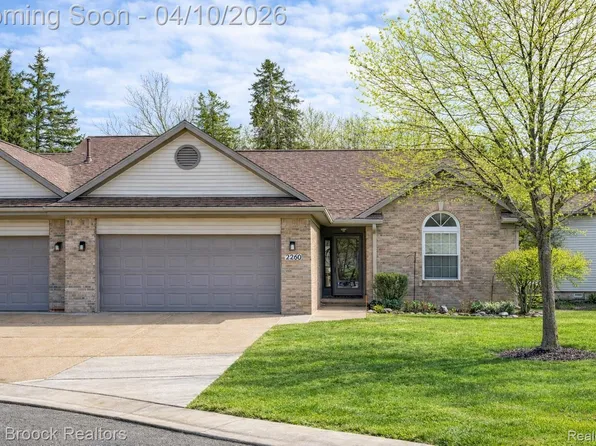 2260 Meadow Brook Ct, Walled Lake, MI 48390