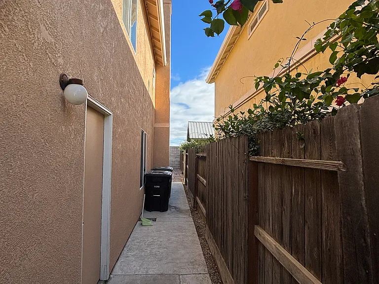 1017 Sun Meadow Dr — Photo 12