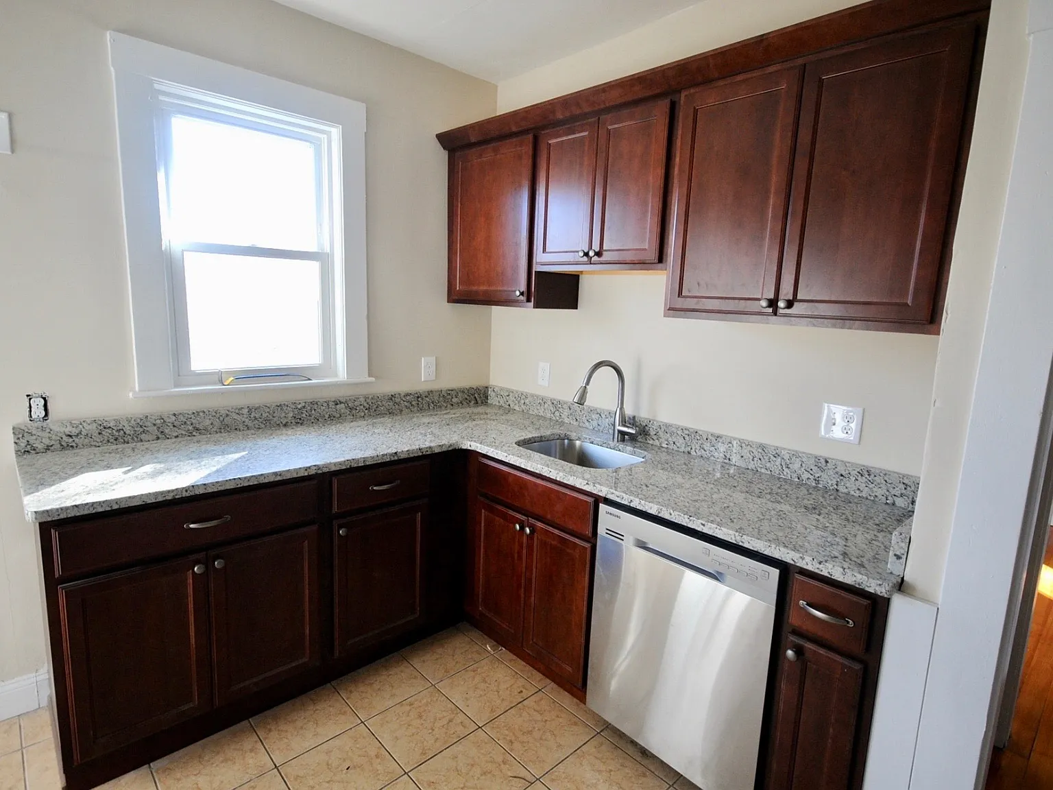 4 bed, 1300 sqft, $3,400 — Photo 2