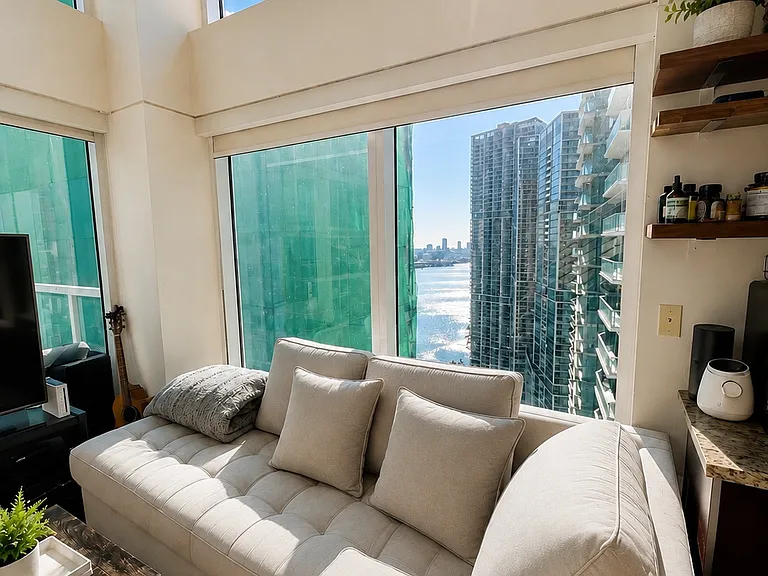 41 SE 5th St #2101 — Photo 4