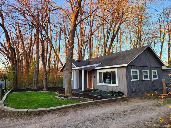 504 E Shore Dr, Whitmore Lake, MI 48189