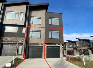 261 S Royal Elm Rd NW, Calgary, AB T3G5V6