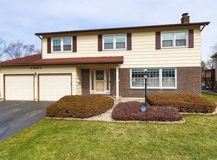 2 E Canterbury Dr, Arlington Heights, IL 60004
