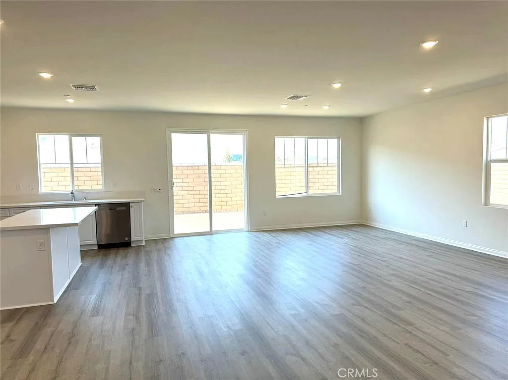 4 bed, 2537 sqft, $3,750 — Photo 2