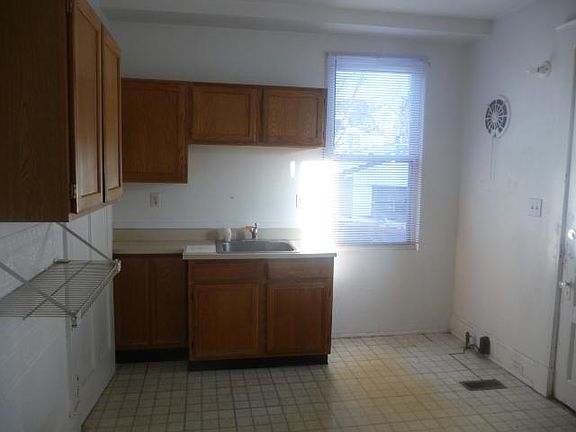 4th image of 3820 Glenmore Ave