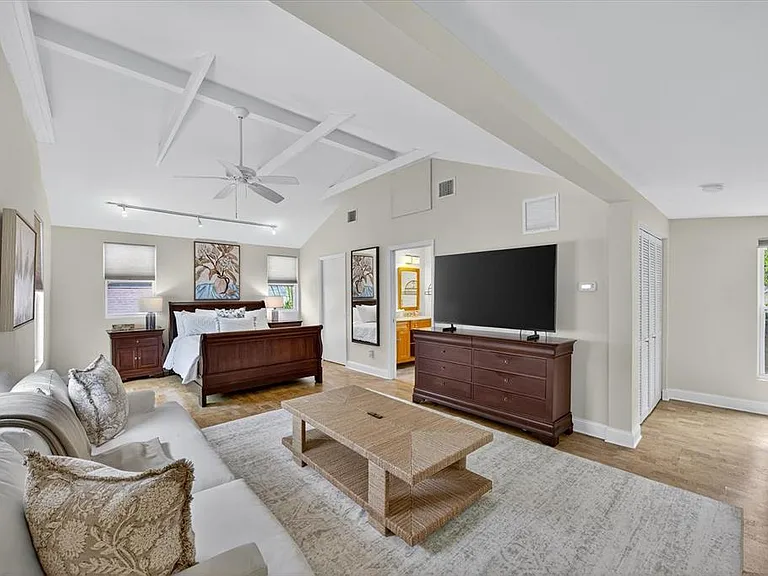 221 13th Ave NE — Photo 38