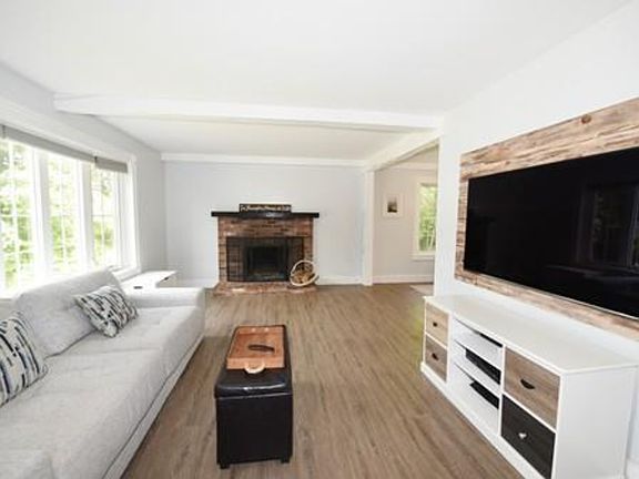 4th image of 27 Donnellan Cir