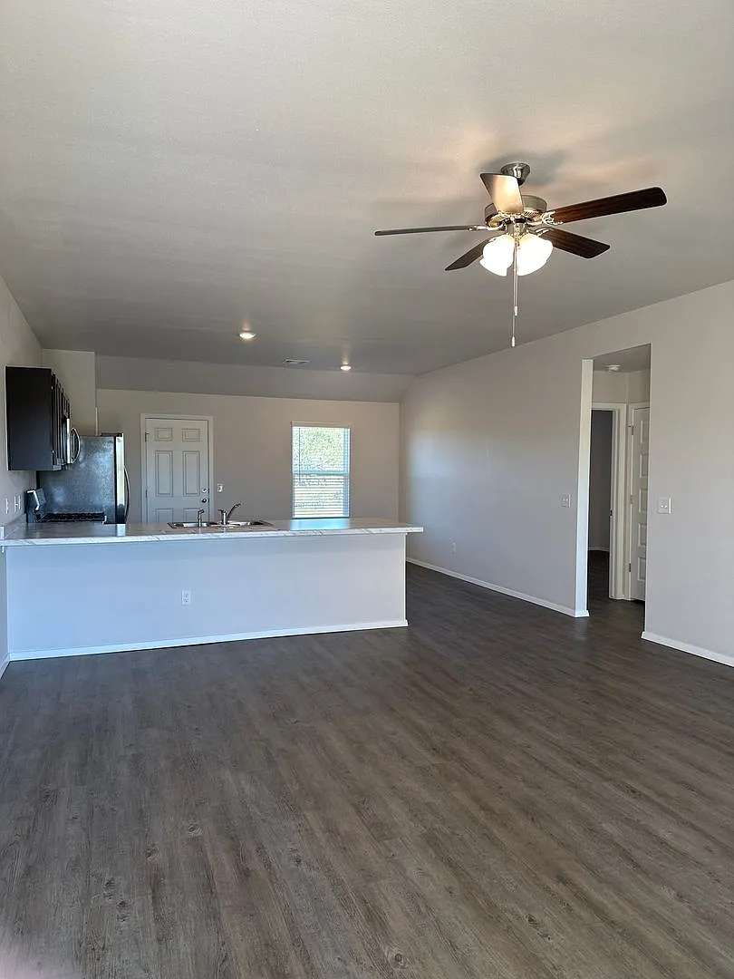 Pre-Leasing Now: Charming 3-Bedroom, 2-Bath Home in Park Place! — Photo 4